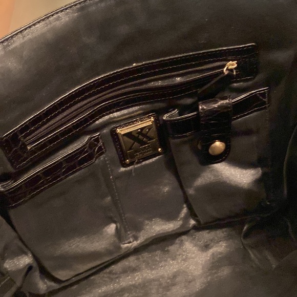 Like New! Large Maxx New York croco embossed leather bag. - Picture 7 of 10